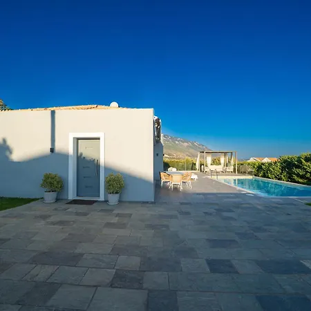 וילה Laide Karavádhos